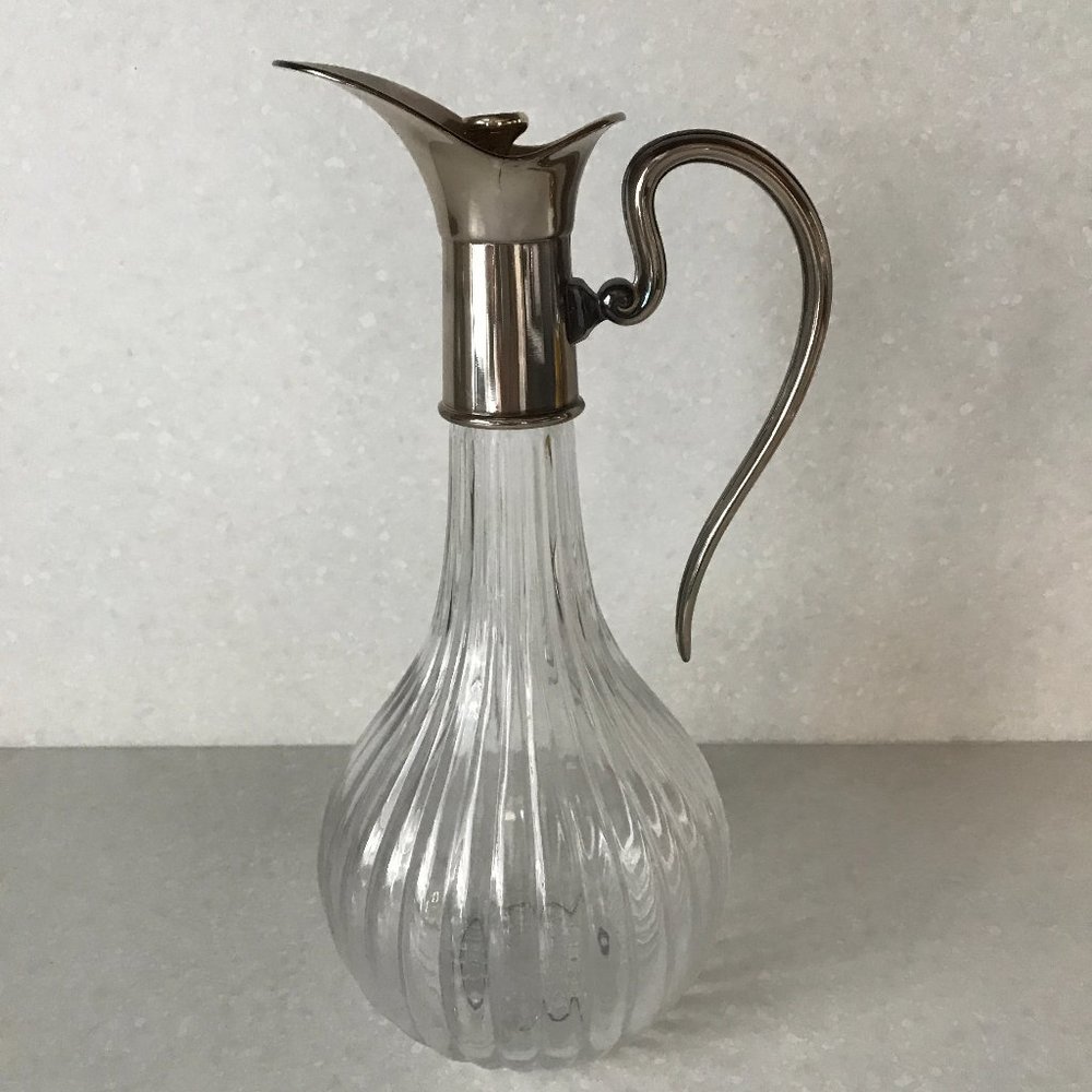 DECANTER RIPPLED GLASS WITH SILVER TOP CORK STOP